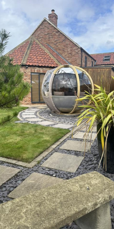 Ornate garden Rotating Seater Garden Pod