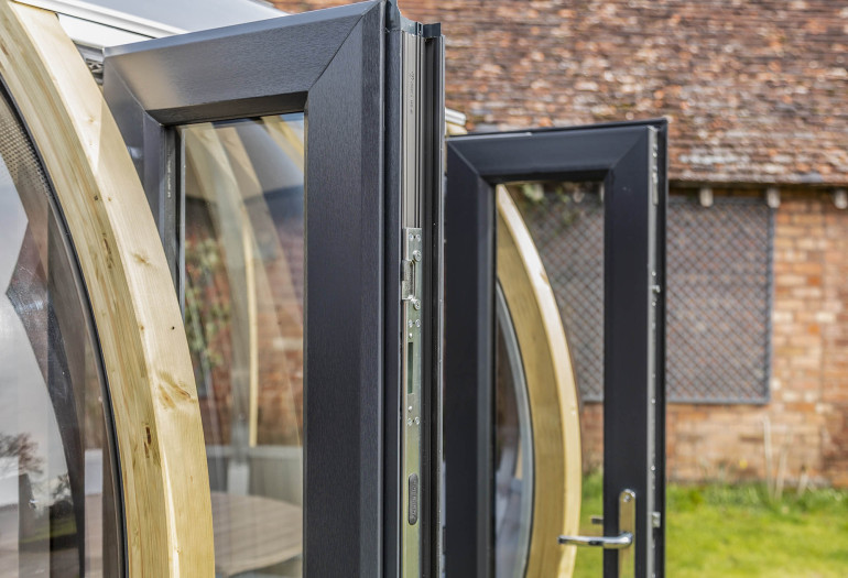 Medium Ovalhouse 8